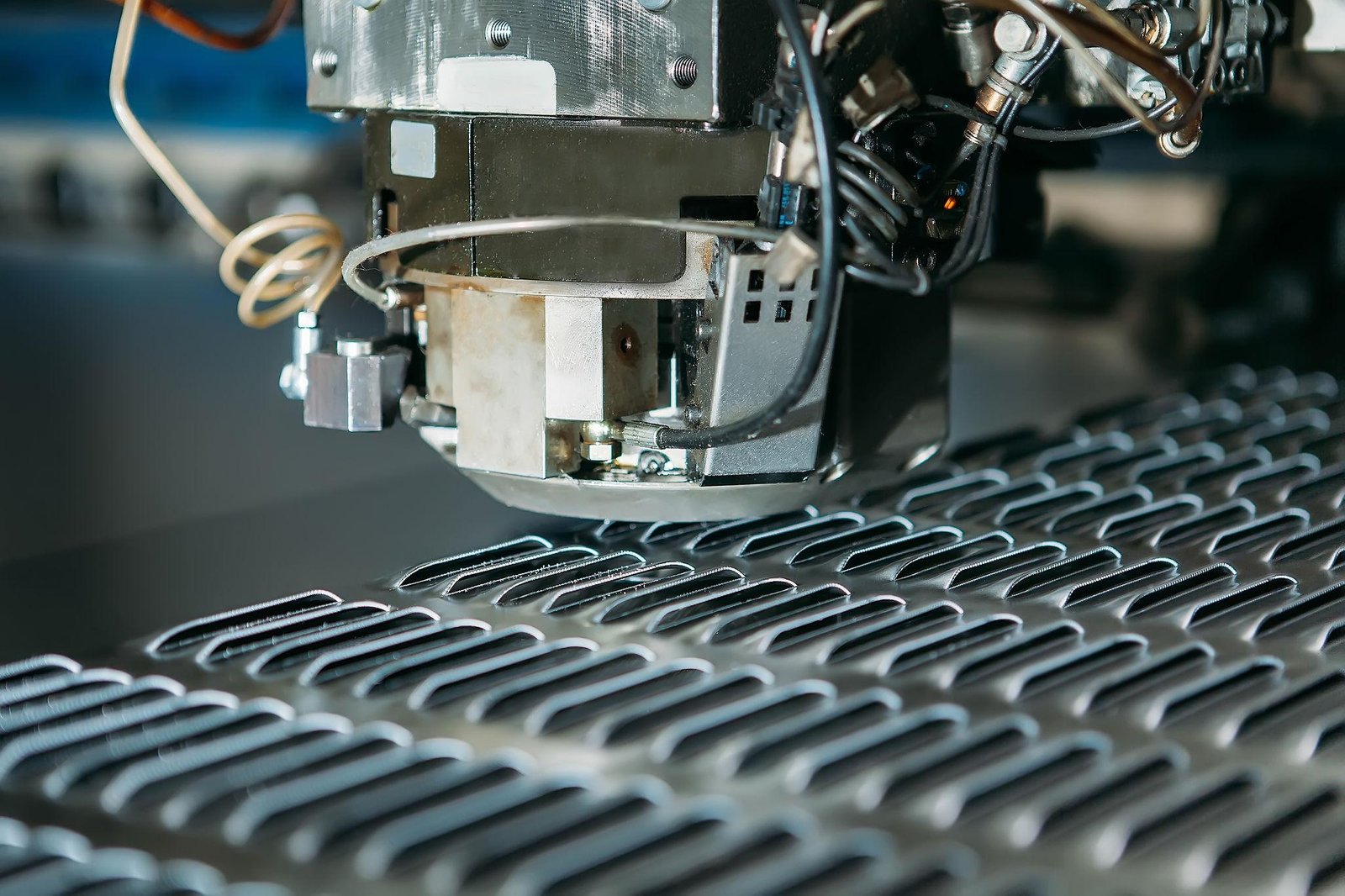 PRECISE STAMPING. PROFESSIONAL REPAIR. RELIABLE QUALITY.